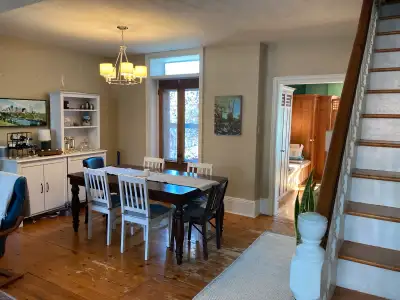 Used dark brown dining table. 6 person table with built in leaf can easily seat 8+