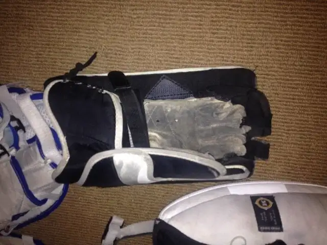 equipement gardien but hockey balle cosom gant jambière plastron in Other in Laval / North Shore - Image 4