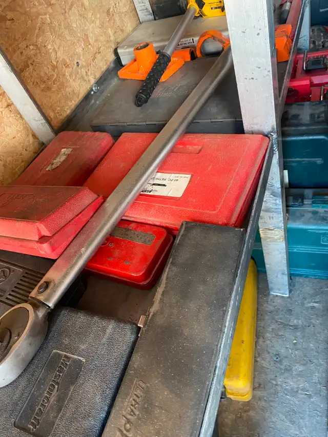 Trailer with lots of tools63008305665409123