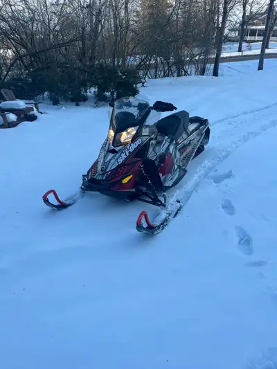 2017 skidoo renegade 600 carb. 6140 kms. New pre studded track, skid bearings, sliders and carbides...