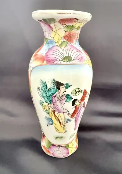 Vintage hand-painted Japanese porcelain vase, View more