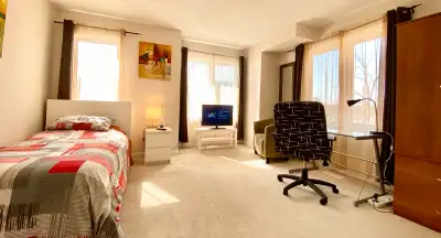 SPACIOUS NATURAL LIGHT ROOM RENTAL IN A LARGE HOUSE