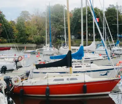 - Voilier Paceship PY23 23pi, 1981 - moteur hors-bord Yamaha T9.9 HP, acheté en 2012 - moteur hors-b...