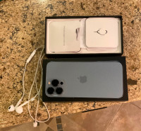 iPhone 13 Pro Max avec chargeur et écouteur.