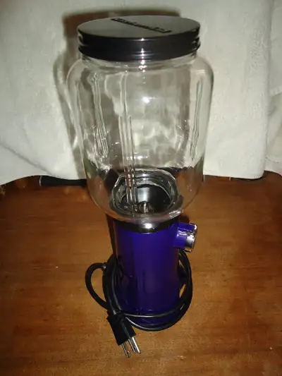 We are offering 1 Keurig 2.0 coffee maker and 1 KitchenAid coffee mill. Both items have been used ve...