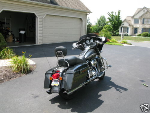 His and her Harleys ...2007 FLHX street glide , 2008 Dyna Super in Sport Touring in Ottawa - Image 2