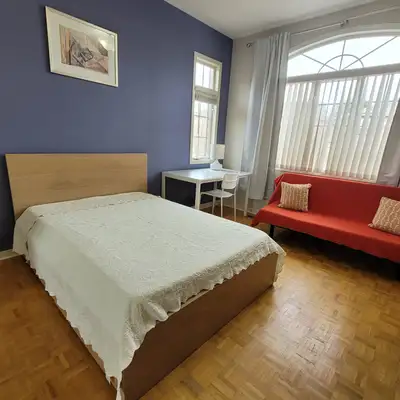 Beautifuly furnished large room for rent in a convenient location. Close to everything. 1,5 bathroom...