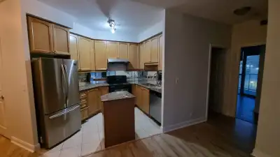 Room for Rent – Square One, Mississauga (Absolute Condos) A private room with balcony access is avai...