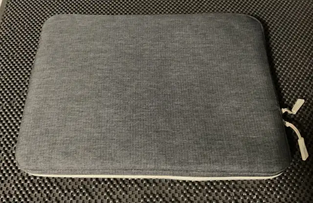 Padded iPad/ Laptop sleeve in Laptop Accessories in Markham / York Region - Image 3