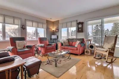 Cette superbe maison de ville à trois étages offre un grand espace de vie lumineux et une vue except...