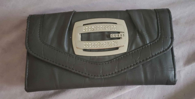 Guess wallet | item has some wear dans Femmes - Sacs et portefeuilles  à Longueuil/Rive Sud