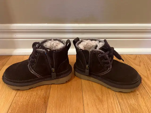 Ugg Neumel boots toddler size 8 in Kids & Youth in Markham / York Region - Image 4