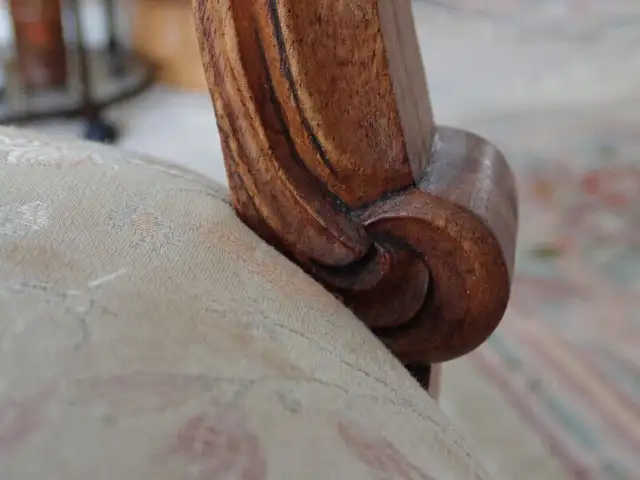 ANTIQUE balloon back chair one only , walnut,Victorian  1890s, in Chairs & Recliners in Kelowna - Image 7