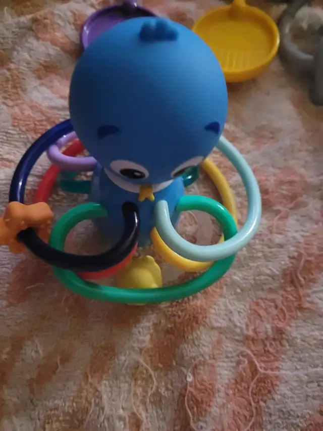 Baby Einstein Ocean Explorers Opus's Shake & Soothe Teether Toy  in Toys in Oshawa / Durham Region - Image 2