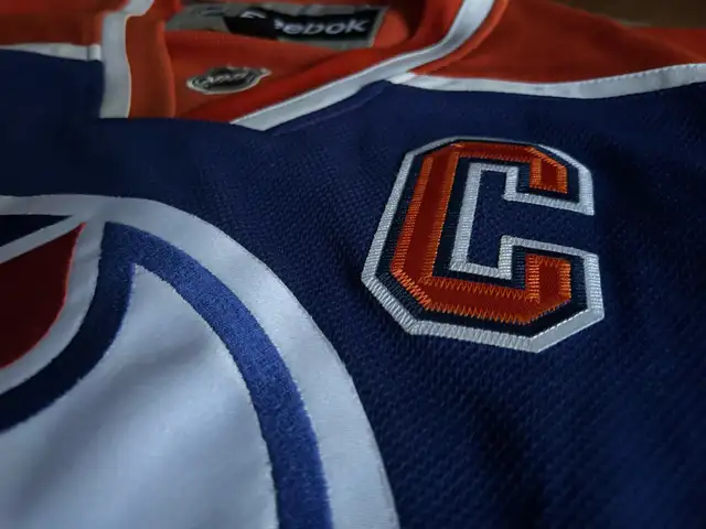 Connor McDavid AUTO SIGNED Jersey Oilers BEAUTY Showcase 298 in Arts & Collectibles in Edmonton - Image 7