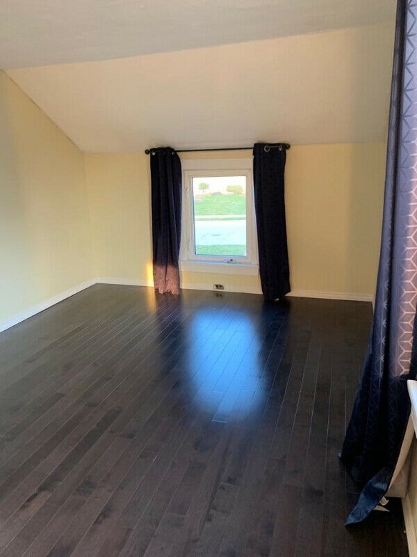 ***Room with Private Washroom for rent in Stoney Creek* Room Rentals
