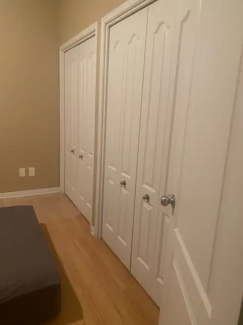 Condo de deux chambres disponible pour la location. Planchers de bois franc partout, sauf dans la sa...
