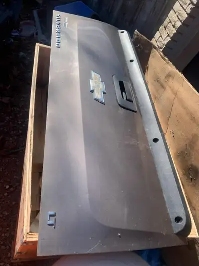 2007 - 2013 Chevy Silverado GMC Sierra tailgate assembly Good shape complete unit as shown in photos...