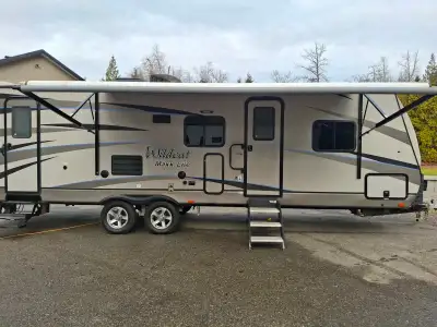 WELL MAINTAINED. STORED INSIDE. Sleeps 10 31’7” long Dry Weight - 6490 Has been wonderfully maintain...