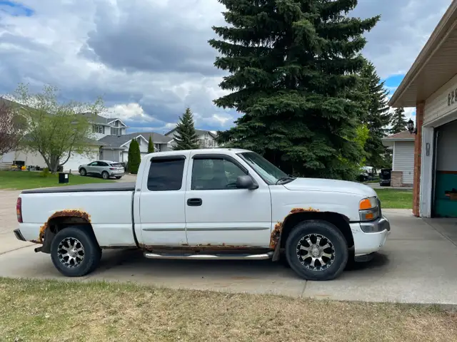 2005 GMC Sierra 1500 – Runs & Drives Well – $1,800 OBO