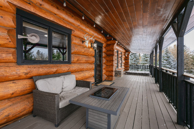 Stunning log home with custom kitchen in Houses for Sale in St. Albert - Image 3