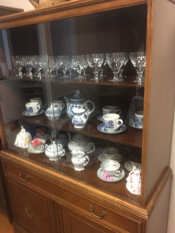 China Cabinet in Hutches & Display Cabinets in Calgary - Image 3