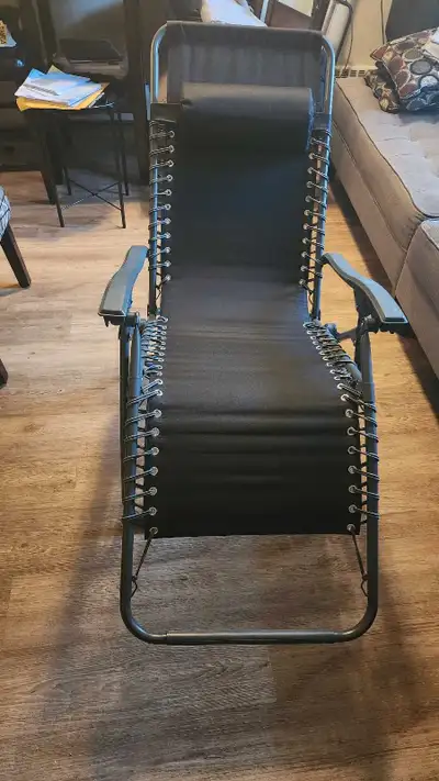 Brand new, only used once Mesh zero gravity chair , padded recliner indoor outdoor