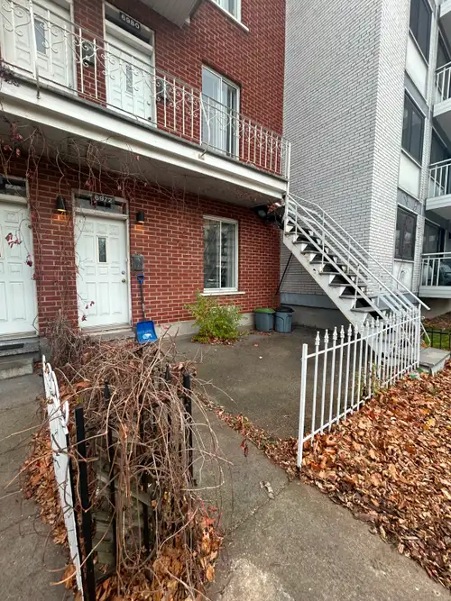 A beautiful, clean, and recently renovated 4 1/2 apartment on the second floor of a 3-story, 6-unit...