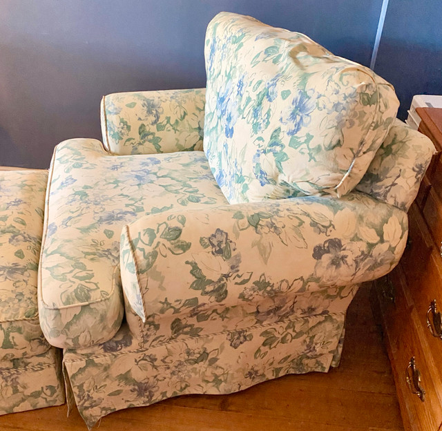 Vintage Lounge Chair & Ottoman Set Floral in Chairs & Recliners in North Bay - Image 2