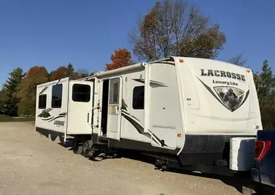 2013 Primetime Lacrosse LuxuryLite Travel Trailer – 3 Slide-Outs, Sleeps 4 Well-equipped and thought...