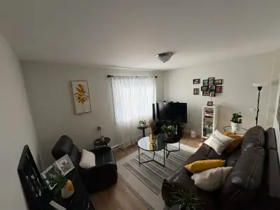 Charment petit 3 1/2 à la recherche de personnes respectueuses au 2e étage d’un Quadruplex. À quelqu...