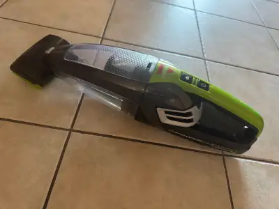 Tackle pet hair and everyday messes with this pre-loved Bissell PowerClean Pet lithium-ion handheld...