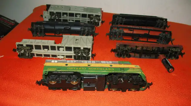 HO Scale Train Ontario Northern 1500 Diesel 6 Cars -Like New- in Arts & Collectibles in Edmonton - Image 3