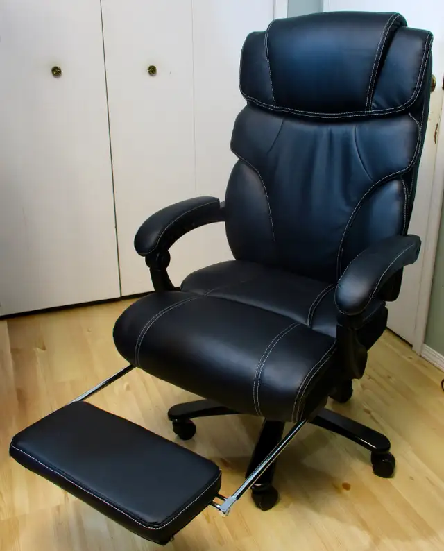 NEW Leather Office Chair, holds 400lbs, Reclines with Footrest in Chairs & Recliners in Kelowna - Image 2