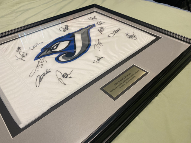 2005 Toronto Blue Jays autographed framed flag in Arts & Collectibles in City of Toronto - Image 4