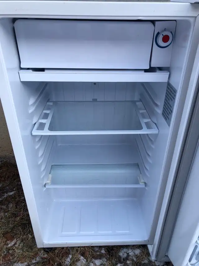 Danby Mini-Fridge (3.2 cu ft, White) in Refrigerators in City of Halifax - Image 4