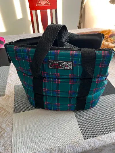 Différents sacs de transport pour petit chien et manteau en très bons états (voir photos). Prix dema...