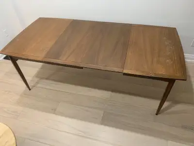 The set is all solid wood with walnut veneer, made in Canada by Deilcraft, and includes: Dining tabl...