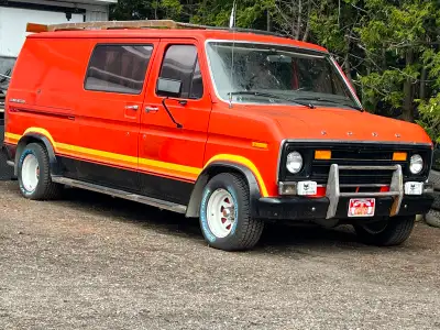Ford e100 manuel 3 vitesses au plancher, TRÈS RARE et unique monter camper depuis sa naissance, a ga...