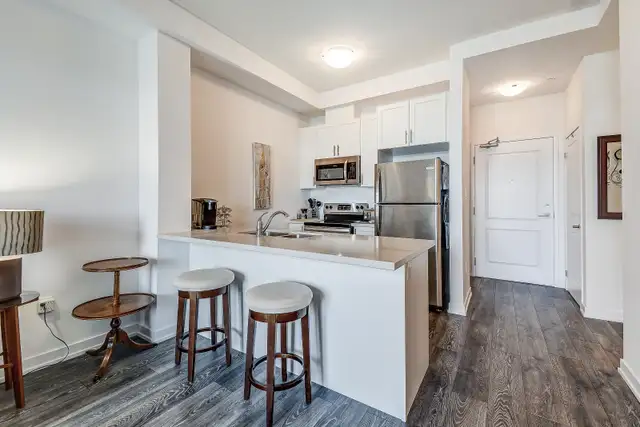THIS IS THE ONE! BEAUTIFUL 1 BED+ DEN CONDO WITH LAKE VIEWS63804706313345121