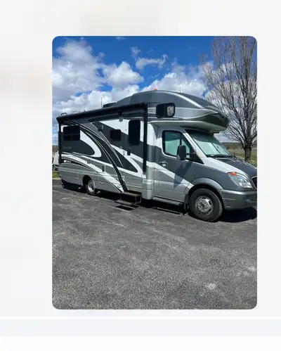 VR Mercedes & Winnebago, modèle Navion Sprinter, classe C , stabilisateur hydraulique, batteries neu...