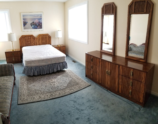 Vintage Bedroom Set in Dressers & Wardrobes in Ottawa