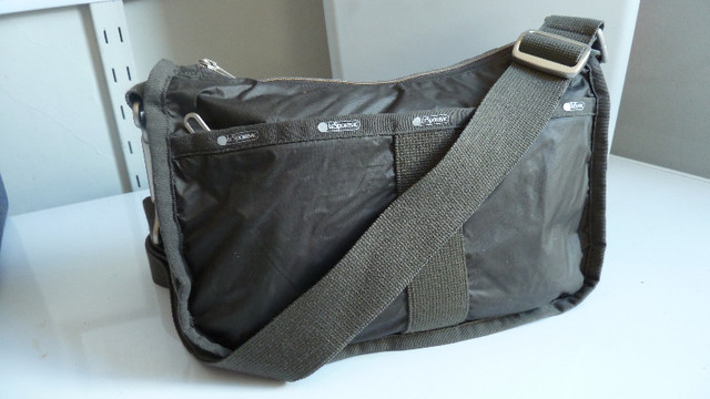 Le Sportsac Crossbody Handbag - Granite in Women's - Bags & Wallets in City of Toronto - Image 3