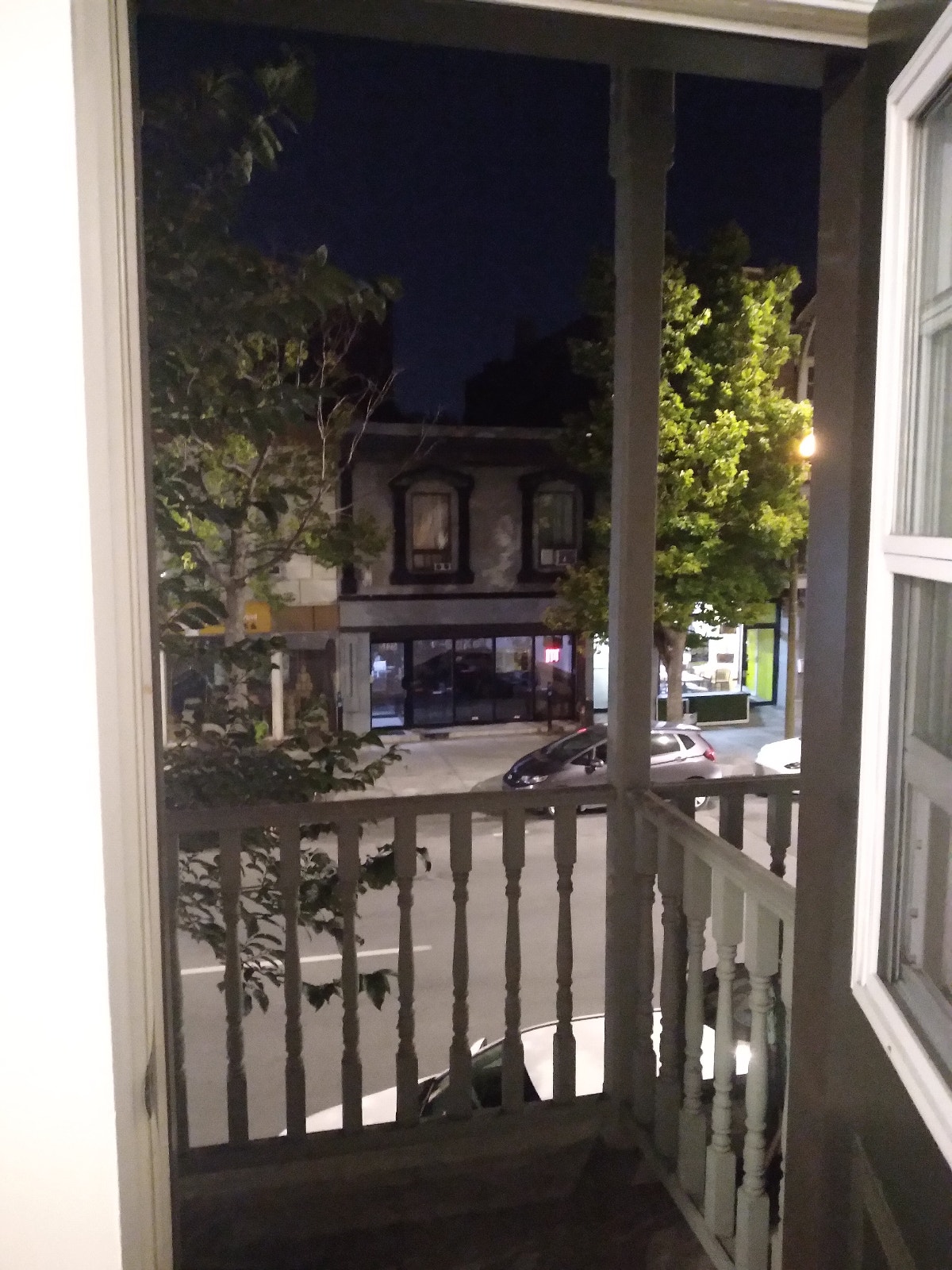 Spacious Mile End Apartment — photo 1