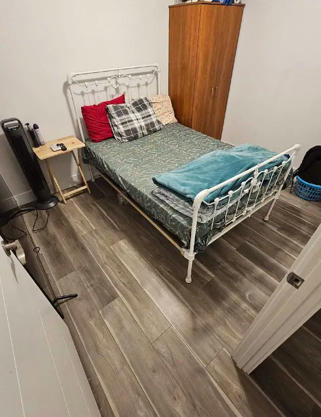 DEN ROOM AVAILABLE FOR RENT in Room Rentals & Roommates in Bedford - Image 4