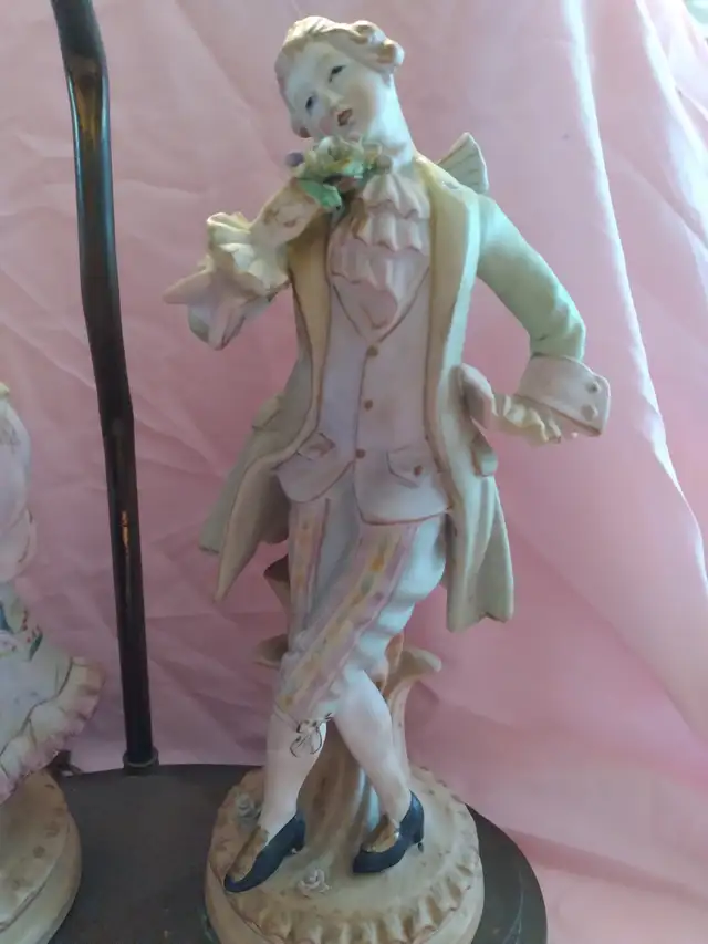 ANTIQUE PORCELAIN TABLE LAMP in Indoor Lighting & Fans in Barrie - Image 3