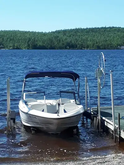 Bateau Toujours remiser par un garagiste. Vérifier chaque année. Tout fonctionne. Toile bikini, hous...
