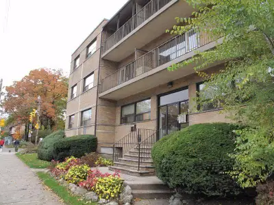 Bachelor Apartment - walk to Subway !!!!!