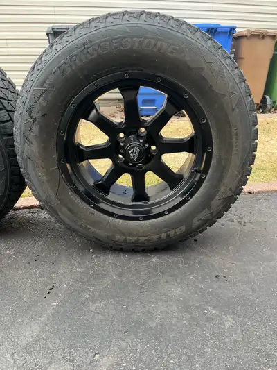 Bolt pattern 5x127 Grandeur : 18 pouces de marque Trail boss Super bonne états 2 hivers , aucune gra...