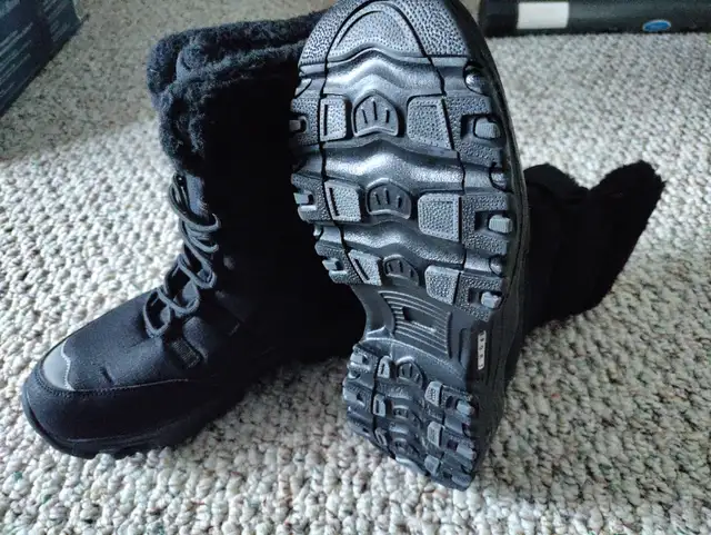 New light weight Women's winter boots for sale. in Women's - Shoes in Calgary - Image 4